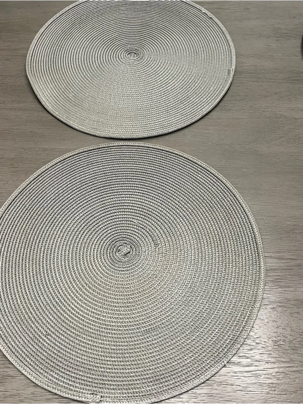 Set of 4 Round Woven Placemats in Light Silver